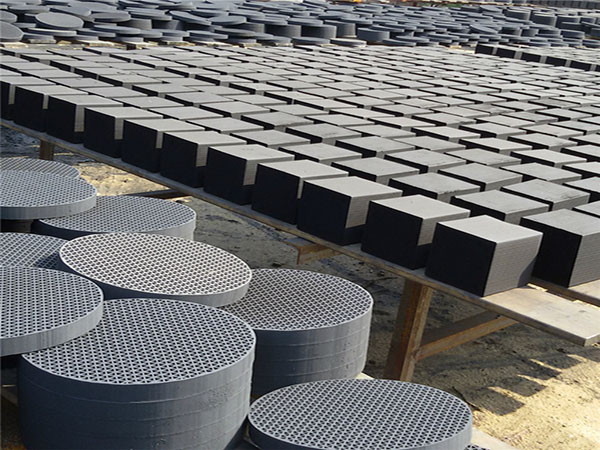 ú�N����C����̿�C(j��)е��(qi��ng)�ȺͿ�϶�Y(ji��)��(g��u)��Ӱ�